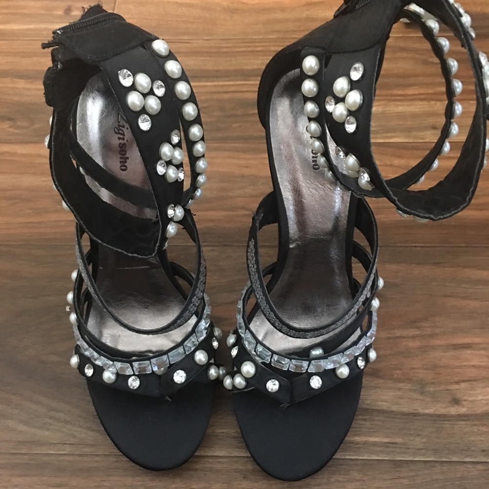 Stiletto with pearl and diamond detail